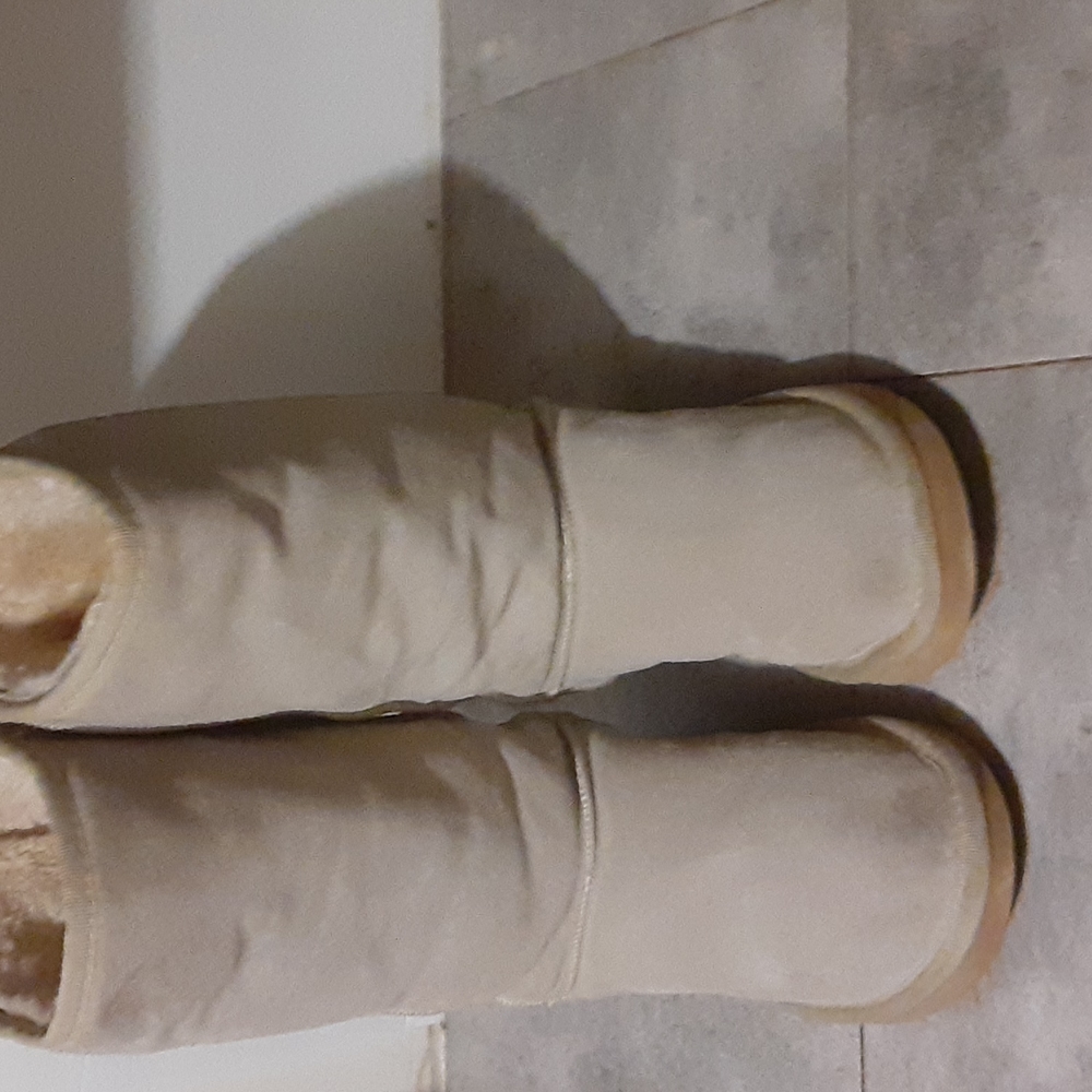 UGG boots size 8 whomenpoquito desgaste en la parte de atras del talon - Picture 4 of 5